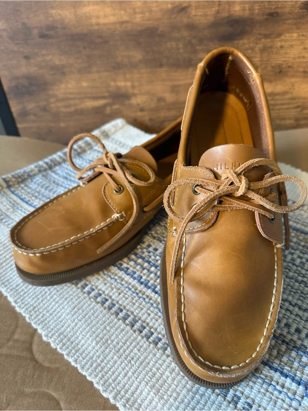 Tommy Hilfiger men 8 Tan Leather Boat Shoes Lace-Up Round Toe Rubber Sole